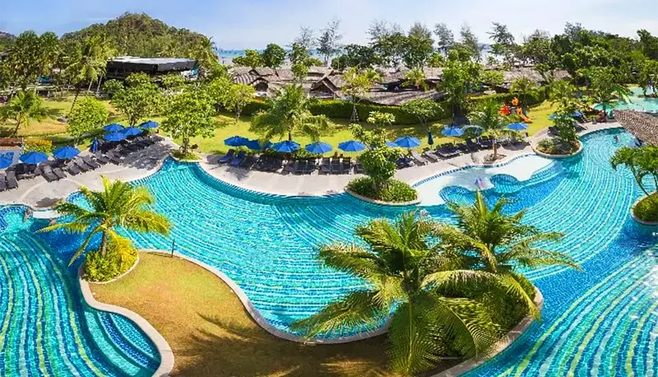 هتل هالیدی انانگ بیچ ریزورت